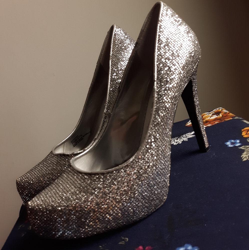 Silver Heels - Picture 3 of 4